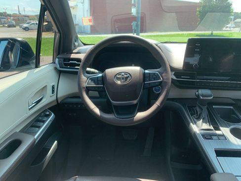 Used 2024 Toyota Sienna Platinum FWD image 18