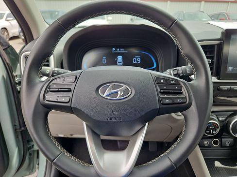 Used 2025 Hyundai Venue SEL FWD image 10