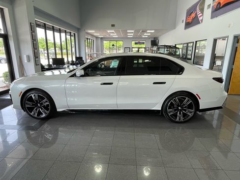 Used 2024 BMW i7 xDrive60 AWD/4WD image 2