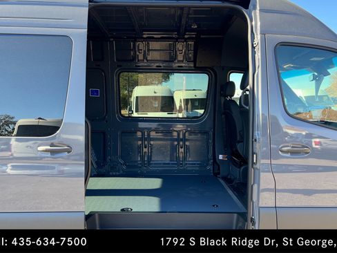 Used 2025 Mercedes-Benz Sprinter 2500 image 18