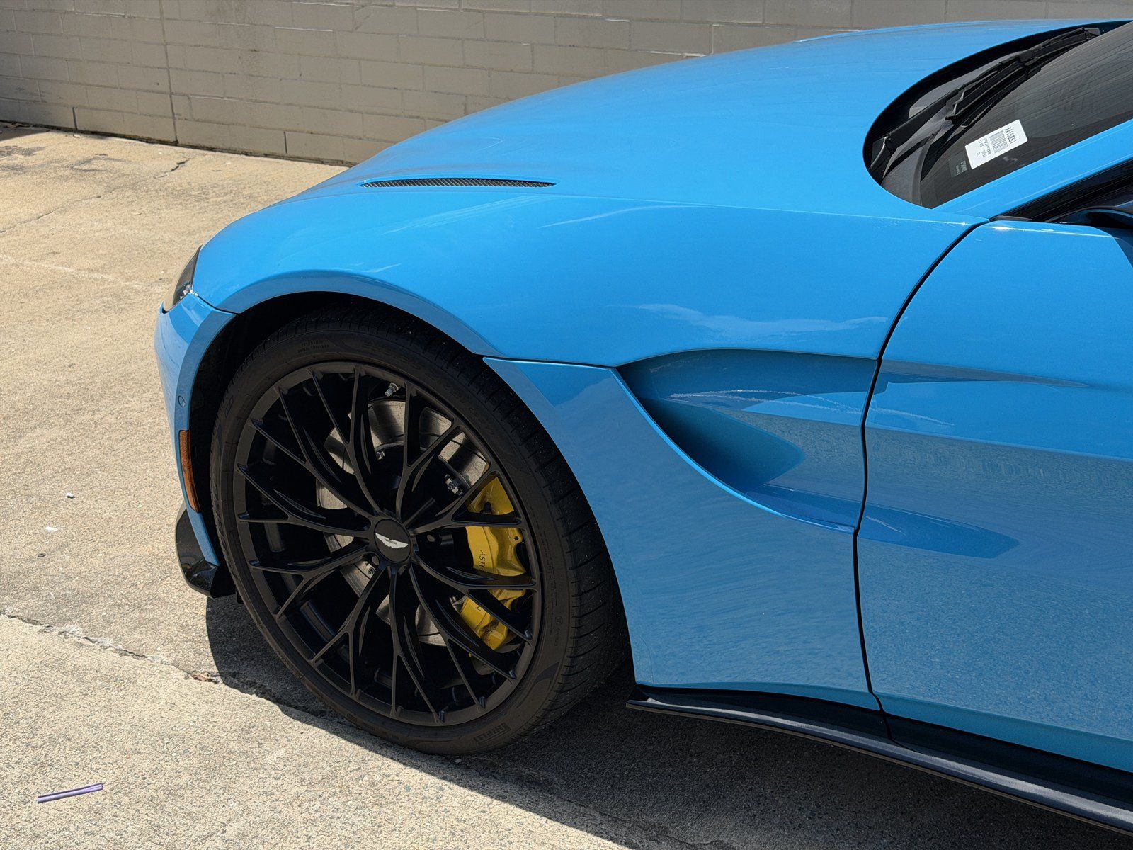 Used 2023 Aston Martin V8 Vantage Coupe RWD image 9