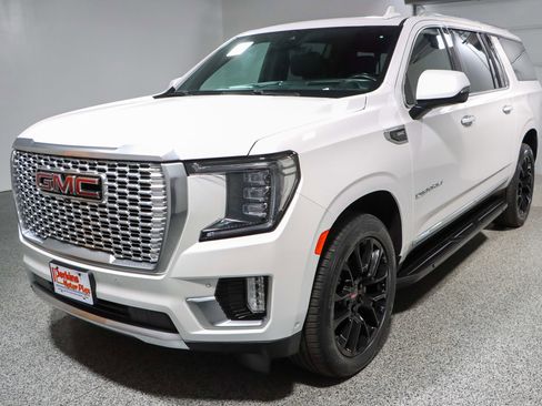 Used 2023 GMC Yukon XL Denali w/ Advanced Technology Package AWD/4WD image 39