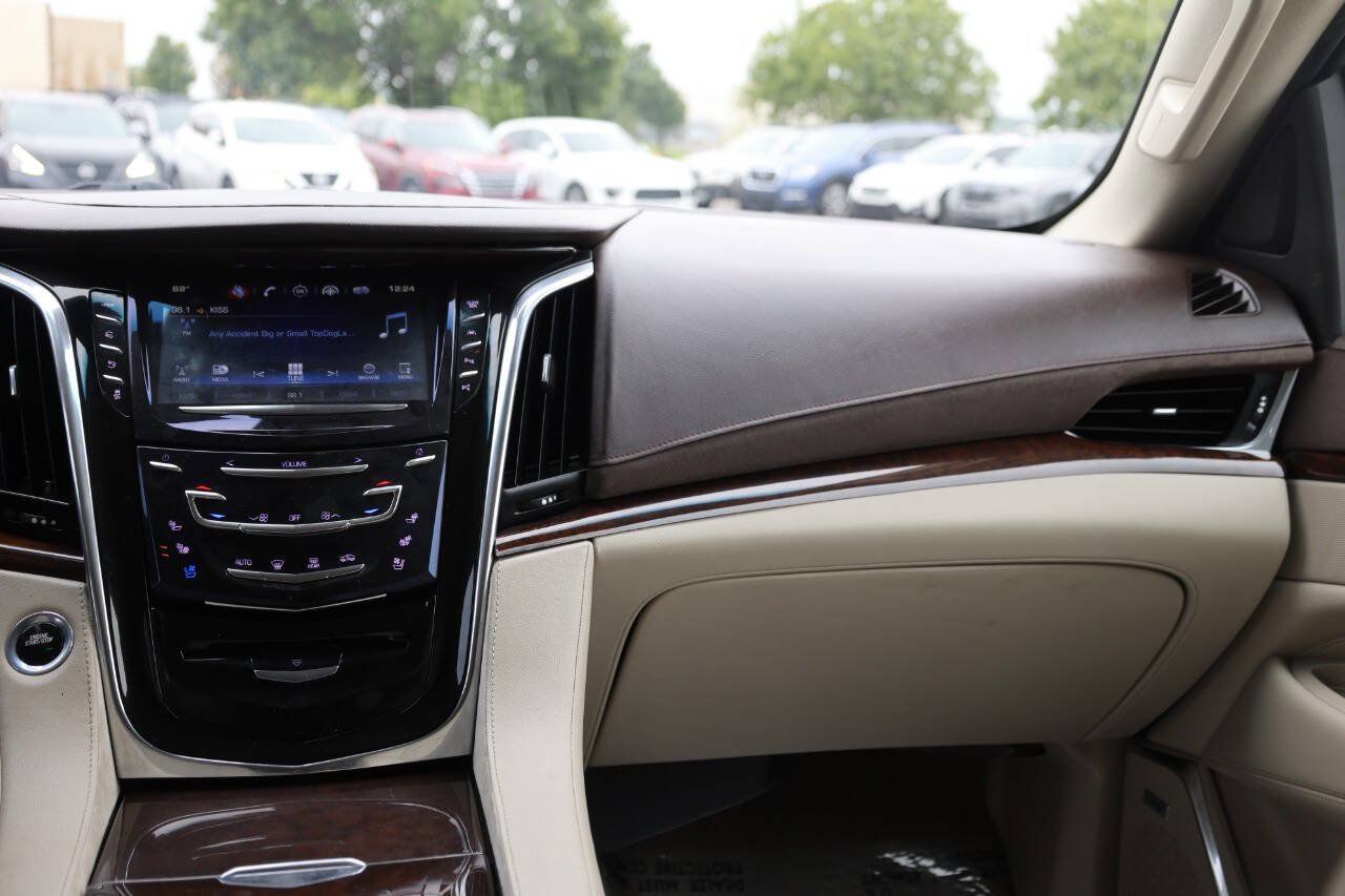 Used 2017 Cadillac Escalade Premium Luxury AWD/4WD image 24