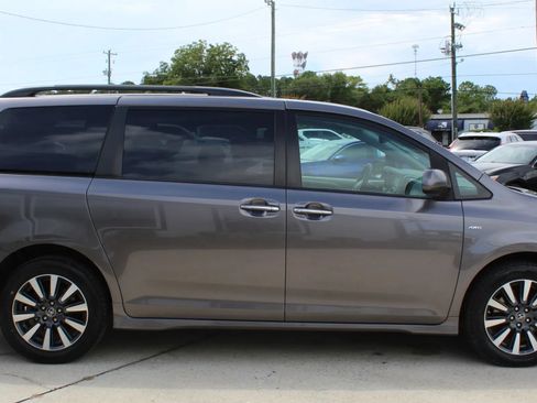 Used 2020 Toyota Sienna XLE AWD/4WD image 6