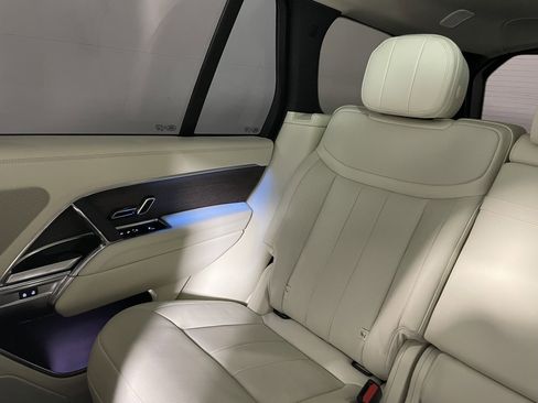 Used 2025 Land Rover Range Rover SE image 13