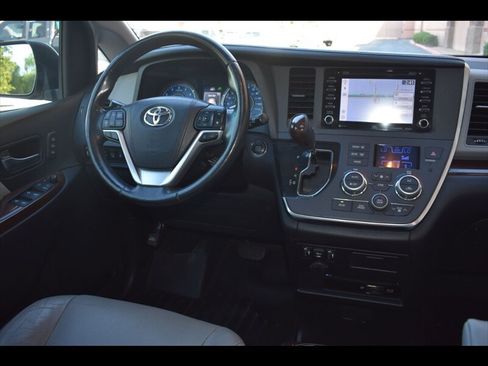 Used 2018 Toyota Sienna Limited Premium w/ Preferred Accessory Package FWD image 33