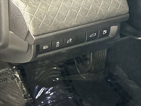 Used 2025 Toyota Camry XLE FWD image 13