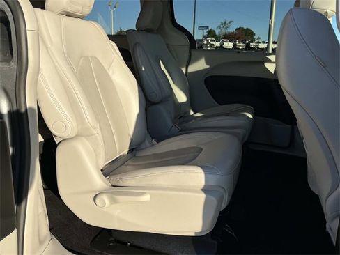 Used 2021 Chrysler Pacifica Touring-L image 28