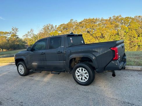 Certified 2025 Toyota Tacoma SR5 AWD/4WD image 3