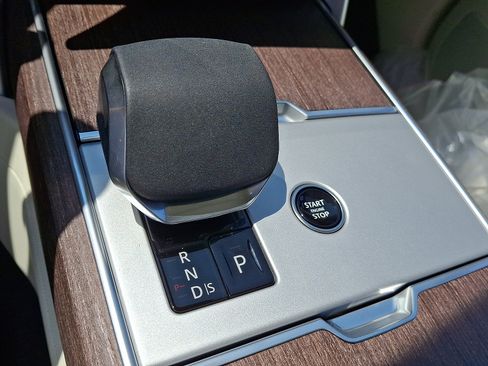 New 2025 Land Rover Range Rover Long Wheelbase SE image 10