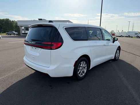 Used 2024 Chrysler Pacifica Touring-L FWD image 5
