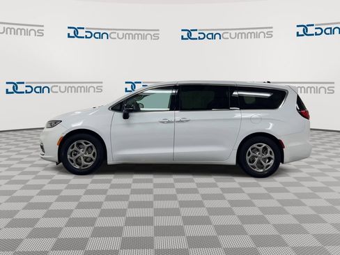 Used 2024 Chrysler Pacifica Limited image 5