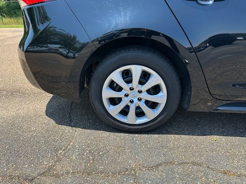 Used 2024 Toyota Corolla LE FWD image 5