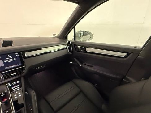 Used 2023 Porsche Cayenne Turbo AWD/4WD image 18