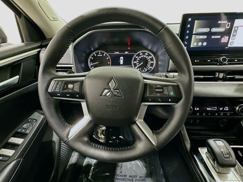 Used 2025 Mitsubishi Outlander SE image 11
