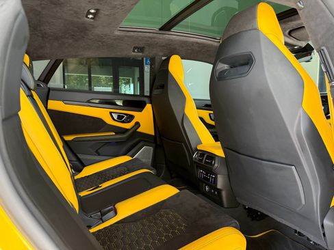 Used 2022 Lamborghini Urus AWD/4WD image 33