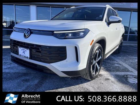 Used 2025 Volkswagen Tiguan SE image 1