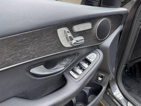 Used 2022 Mercedes-Benz GLC 300 4MATIC w/ Multimedia Package Lite image 11