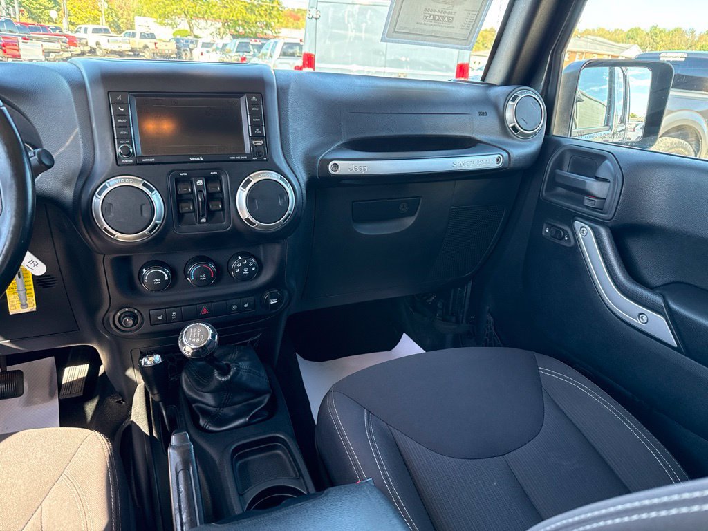 Used 2017 Jeep Wrangler Unlimited Sahara w/ Connectivity Group AWD/4WD image 11