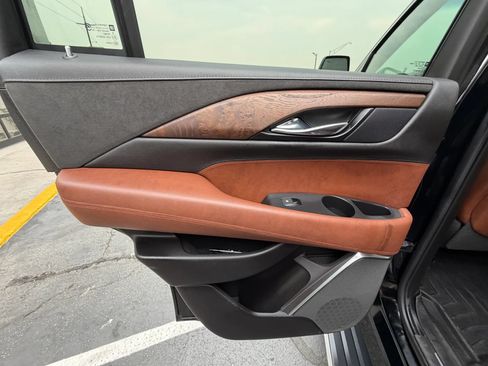 Used 2019 Cadillac Escalade Premium Luxury AWD/4WD image 21