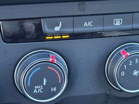 Used 2022 Volkswagen Taos SE image 28