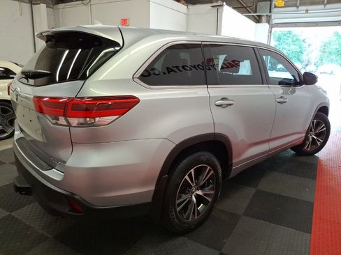 Used 2018 Toyota Highlander Plus AWD/4WD image 11