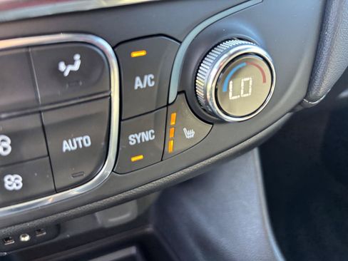 Used 2023 Chevrolet Traverse LT FWD image 27