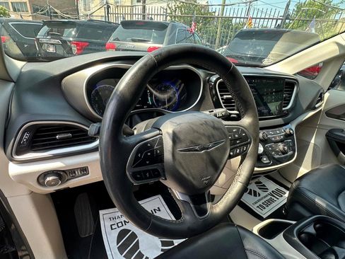 Used 2023 Chrysler Pacifica Touring-L FWD image 9