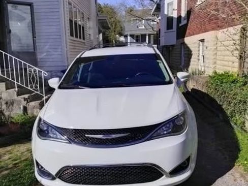 Used 2020 Chrysler Pacifica Touring-L image 1