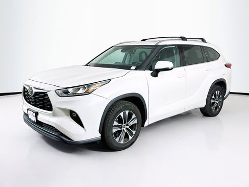 Used 2020 Toyota Highlander XLE FWD image 3
