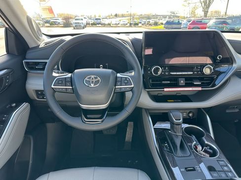 New 2026 Toyota Highlander Platinum image 16