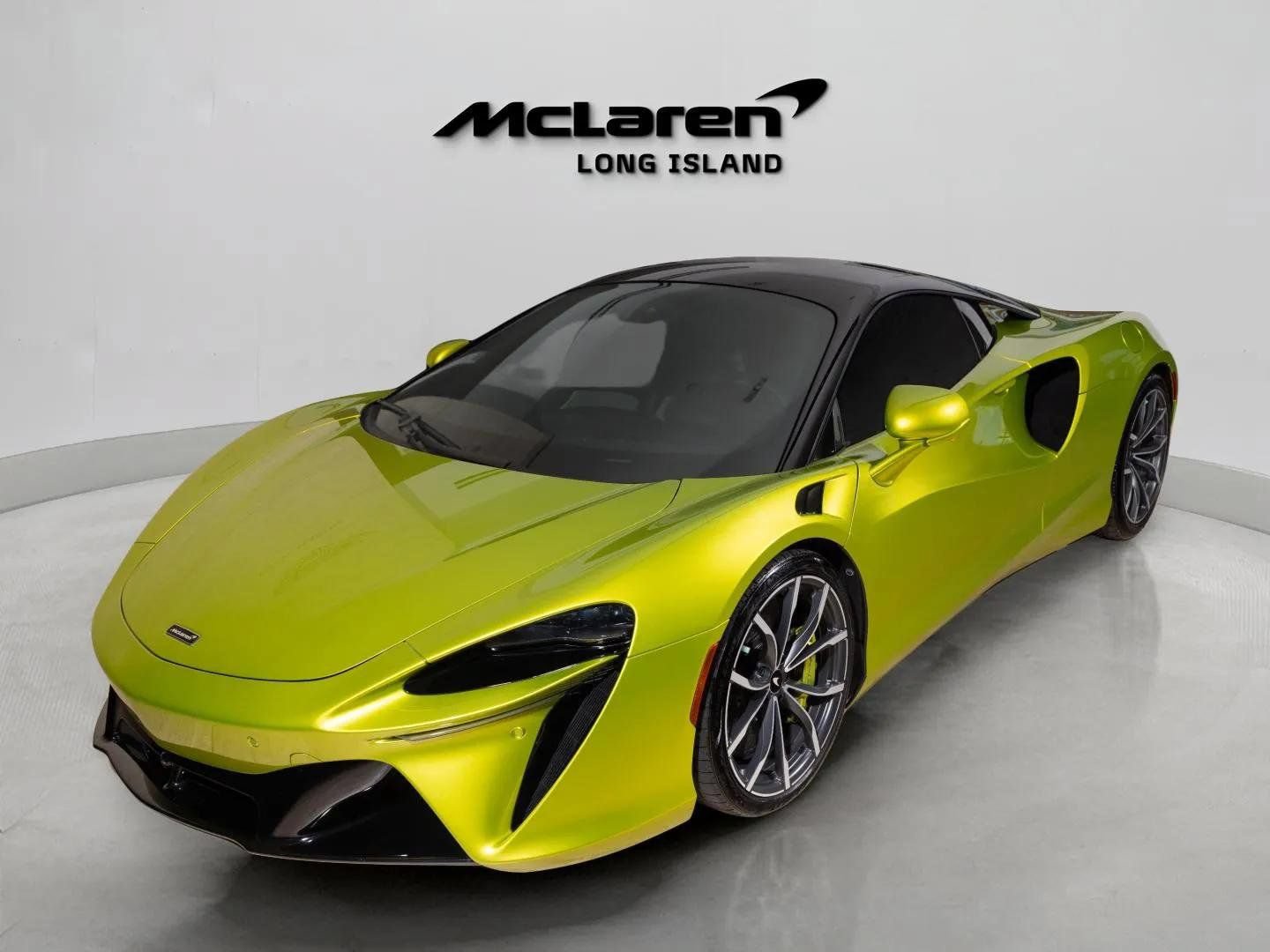 Used 2023 McLaren Artura RWD image 26