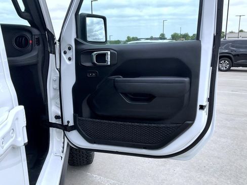 Used 2025 Jeep Wrangler Unlimited Rubicon AWD/4WD image 17