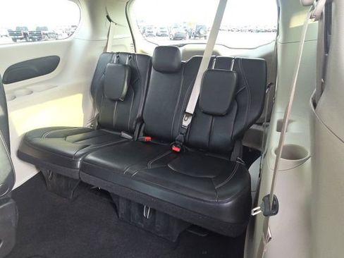 Used 2023 Chrysler Pacifica Touring-L FWD image 18