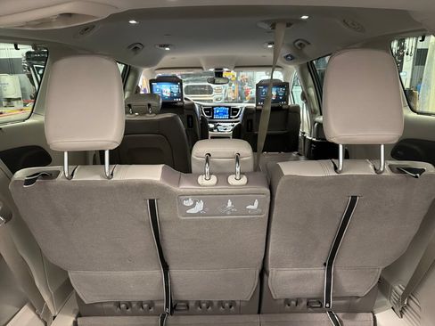 Used 2017 Chrysler Pacifica Touring-L Plus w/ Tire & Wheel Group FWD image 19