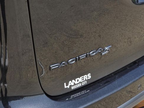 Used 2021 Chrysler Pacifica Touring w/ Cold Weather Group AWD/4WD image 7