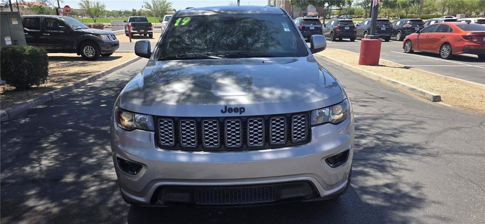 Used 2019 Jeep Grand Cherokee Altitude AWD/4WD image 2