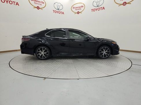 Used 2024 Toyota Camry SE image 3