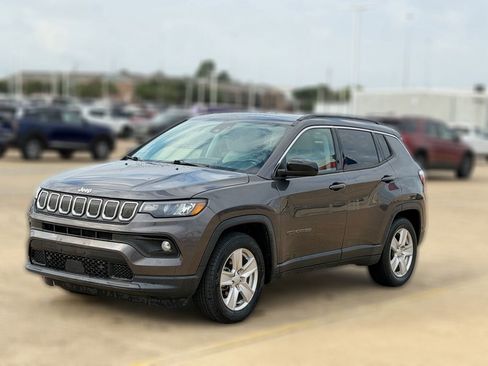 Used 2022 Jeep Compass Latitude w/ Sun and Sound Group FWD image 4