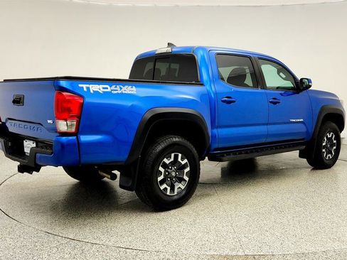 Used 2017 Toyota Tacoma TRD Off-Road image 5
