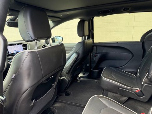 Used 2026 Chrysler Pacifica Limited FWD image 23