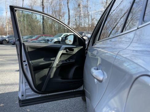 Used 2018 Toyota RAV4 LE image 23