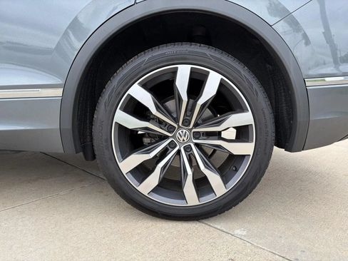 Used 2018 Volkswagen Tiguan SEL Premium w/ R-Line Package AWD/4WD image 9