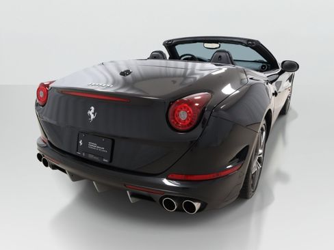 Used 2016 Ferrari California T RWD image 10