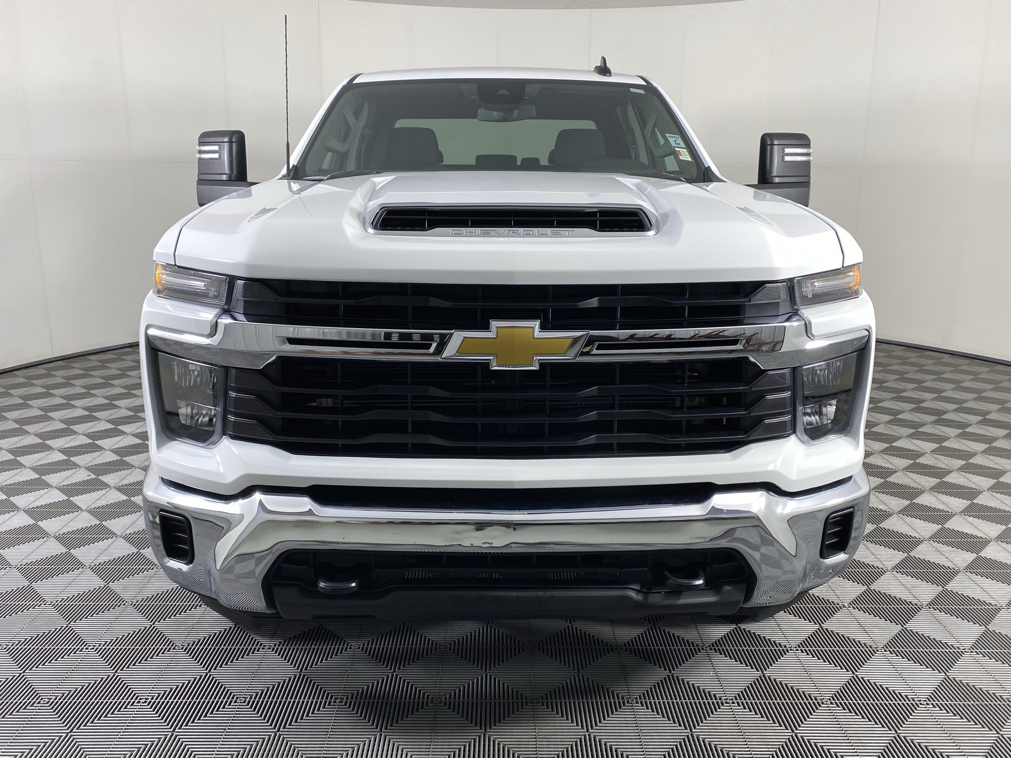 Used 2026 Chevrolet Silverado 2500 LT AWD/4WD image 2