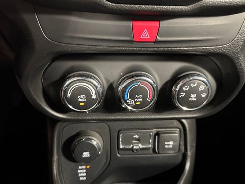 Used 2017 Jeep Renegade Latitude w/ Trailer Tow Group AWD/4WD image 23