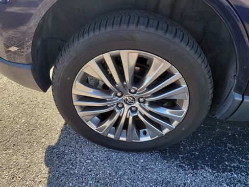 Used 2022 Toyota Venza Limited image 9