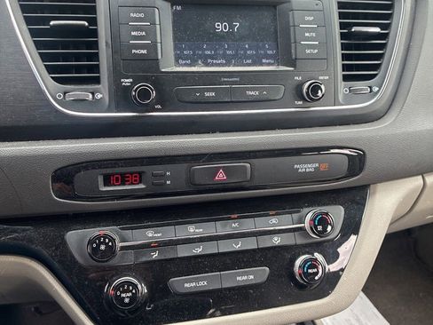 Used 2017 Kia Sedona L FWD image 13
