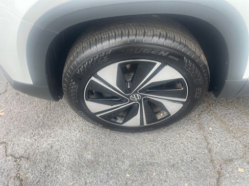 Used 2025 Volkswagen Taos SE image 30