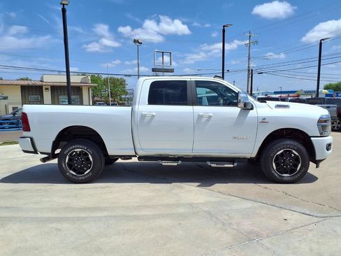 Used 2026 RAM 2500 Laramie AWD/4WD image 9